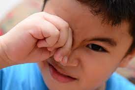 Bé bị nháy mắt liên tục thì phải làm sao? Đi khám ở đâu?